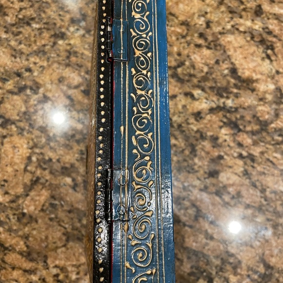 Hand painted trinket box. - Picture 6 of 7